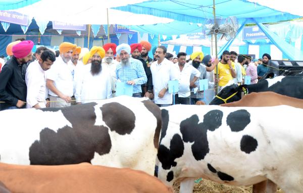 S. Gurmeet Singh Khuddian visting Mela with Dr. Jatinder Paul Singh Gill, Vice-Chancellor and Officials